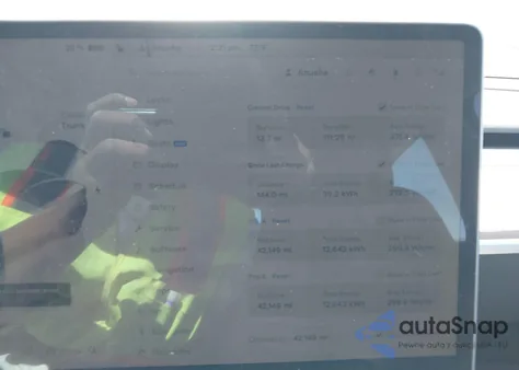 2023 Tesla Model Y Awd/Long Range Dual Motor All-Wheel Drive z USA, uszkodzony, nr VIN 7SAYGDEE8PA191415